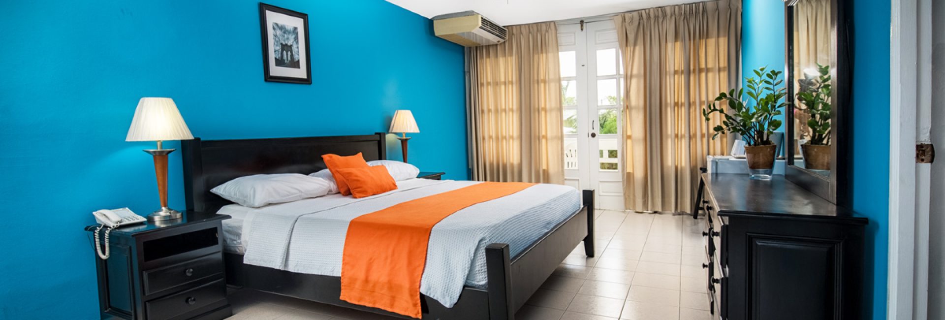 Single room with king bed